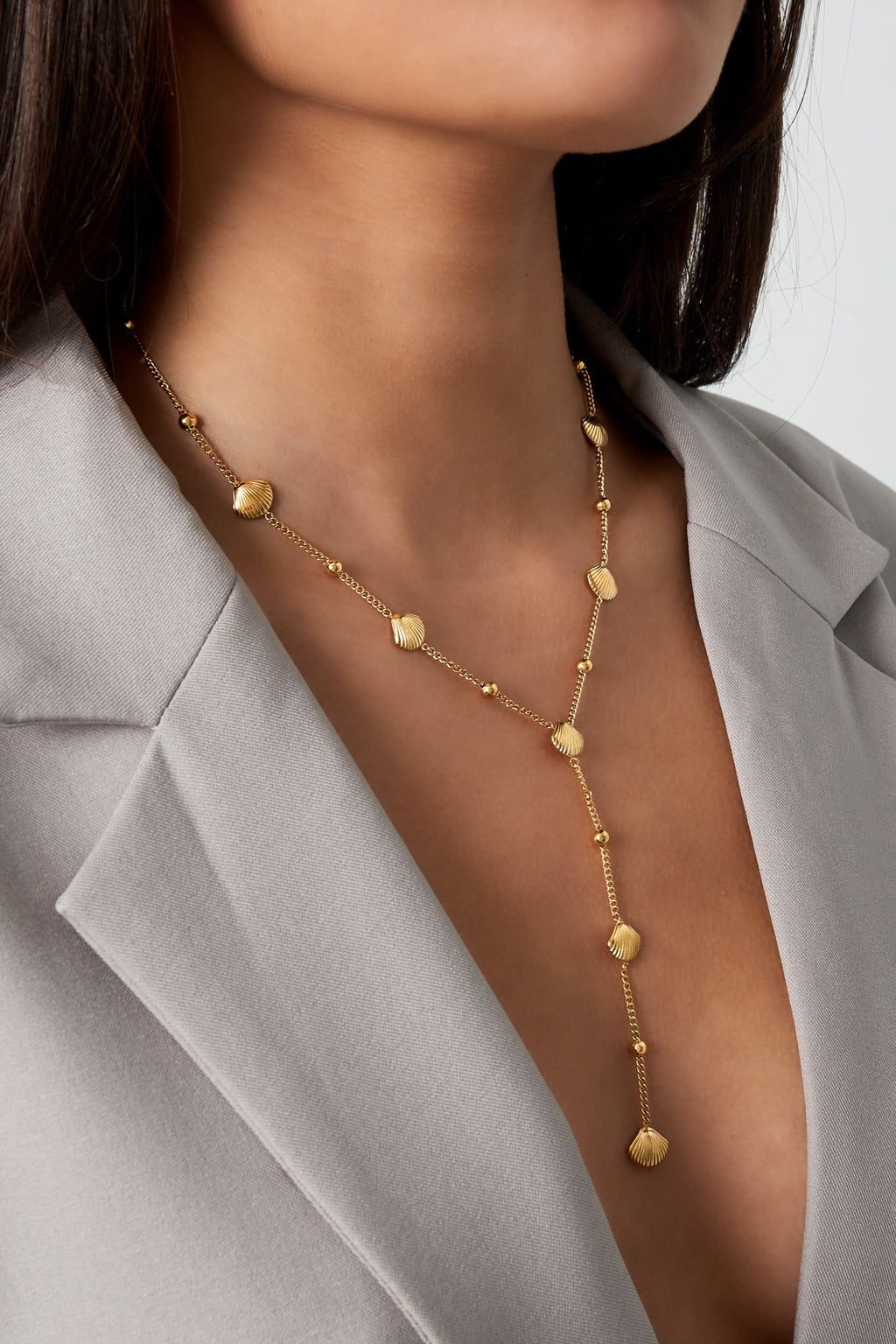 Lange ketting met schelpen hanger om hals goud