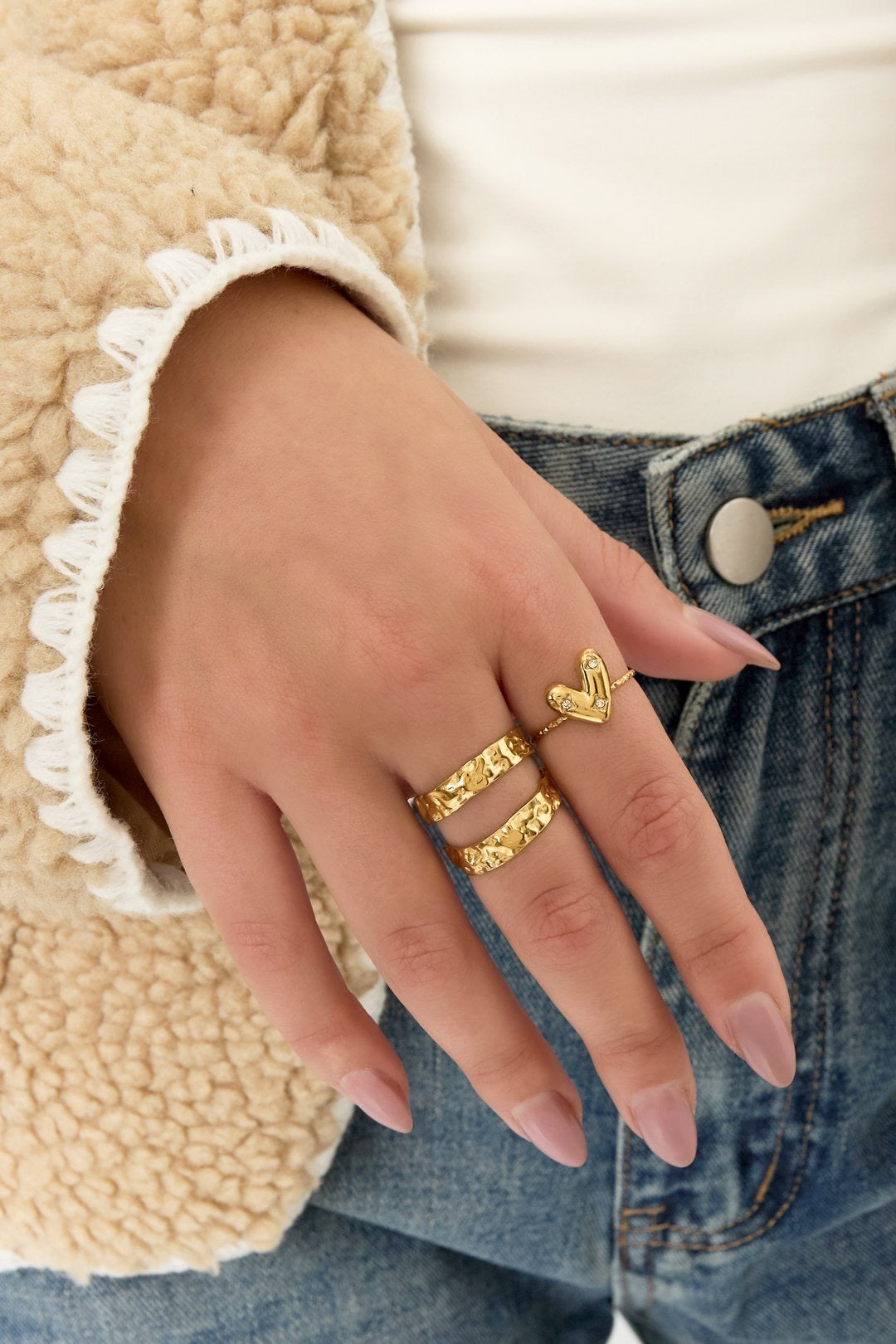 Kleine hartjes ring met glitter steentjes in het goud