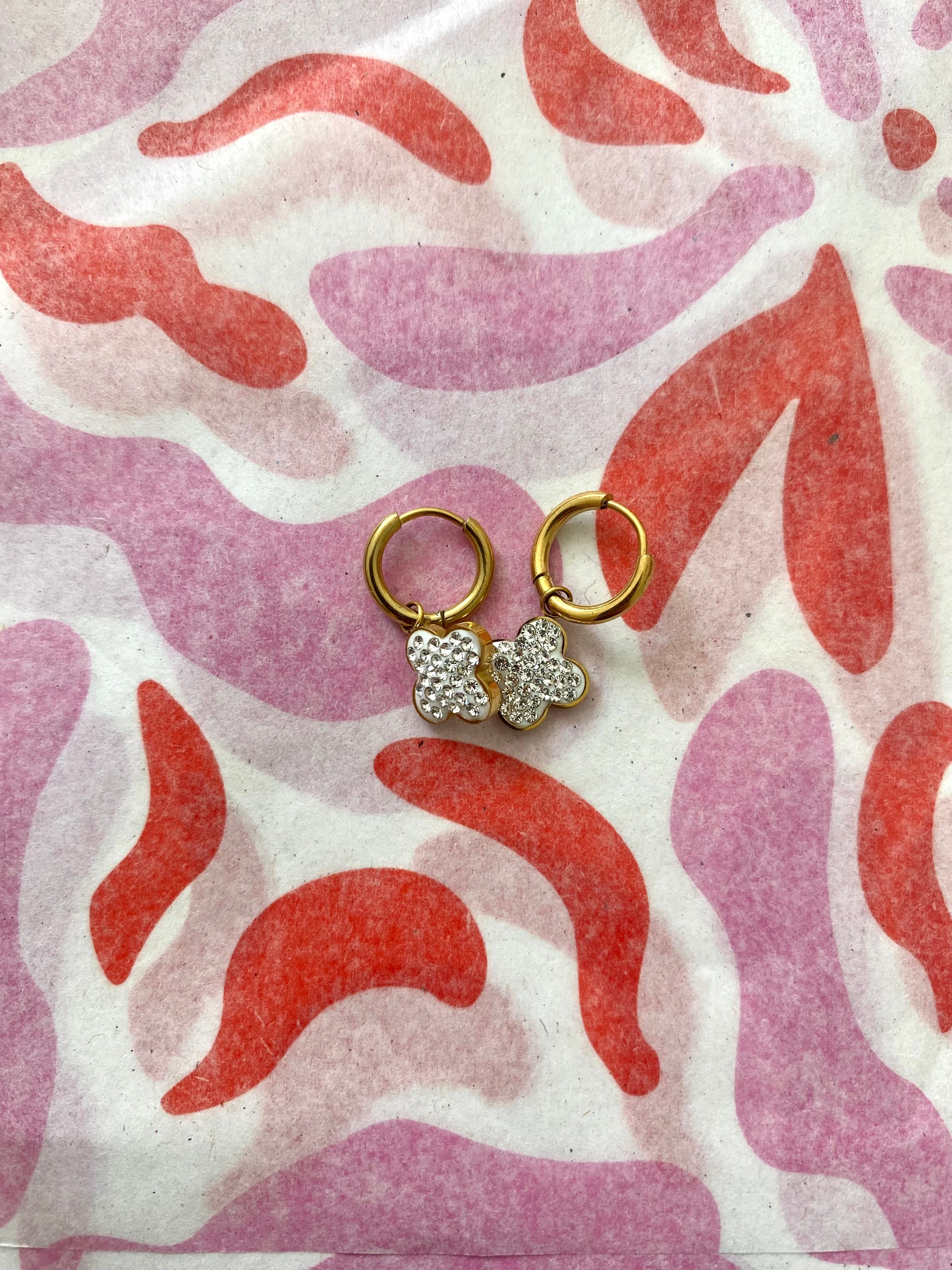 Oorhangers met glitter klaver bedels in het goud