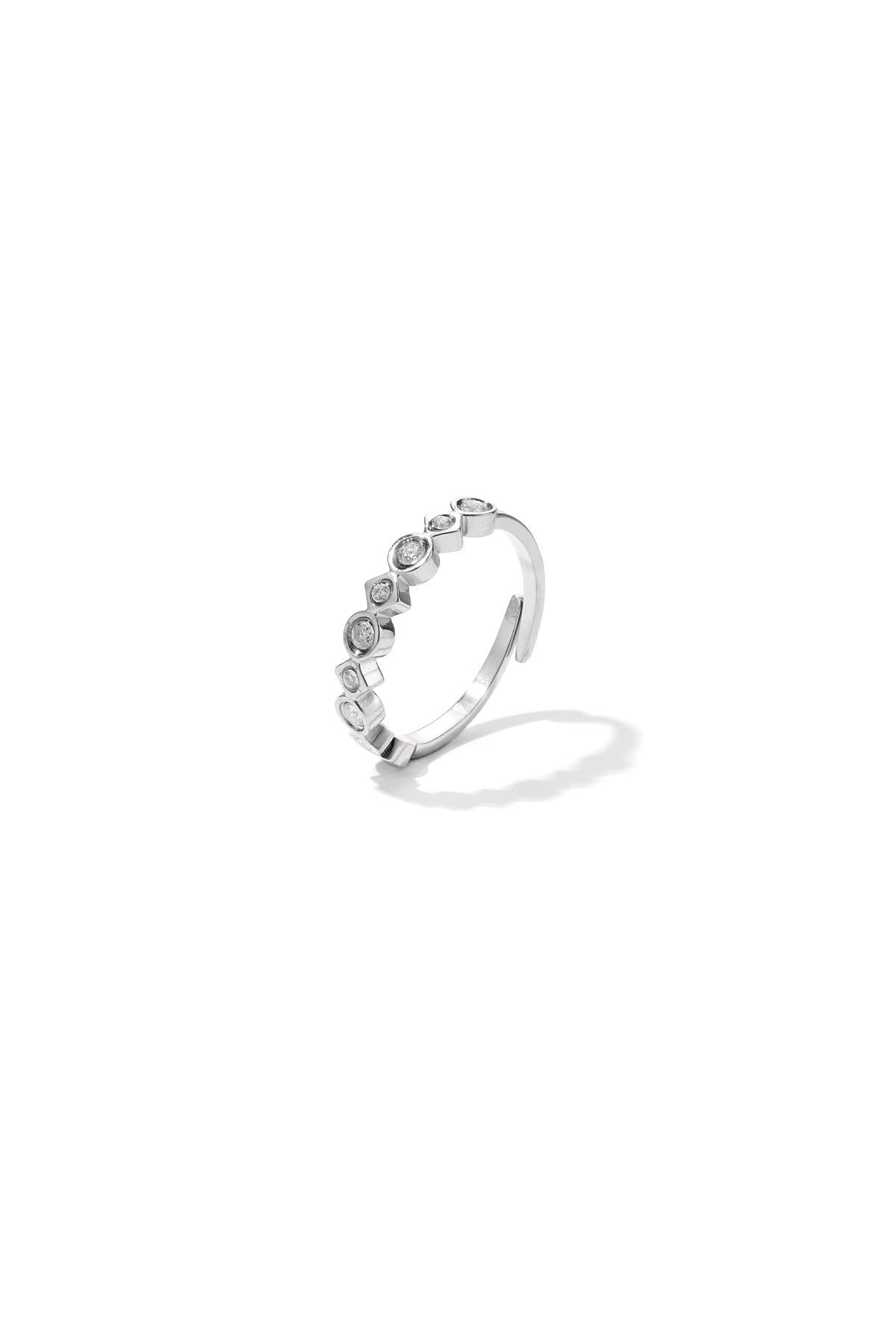 Minimalistische ring met steentjes van diamanten in het zilver