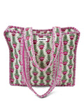Vrolijke en kleurrijke shopper tas met bloemenprint in het wit met bloemen in het roze met groen en lang hengsel met ritssluiting. De tas voor werk, school of vakantie. 