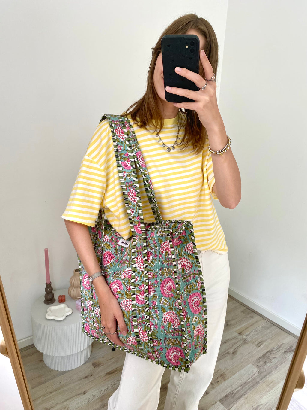 Handgemaakte indiaanse shopper tote bag tas in een vrolijke bloemen print met groen en roze en met lang hengsel en ritssluiting
