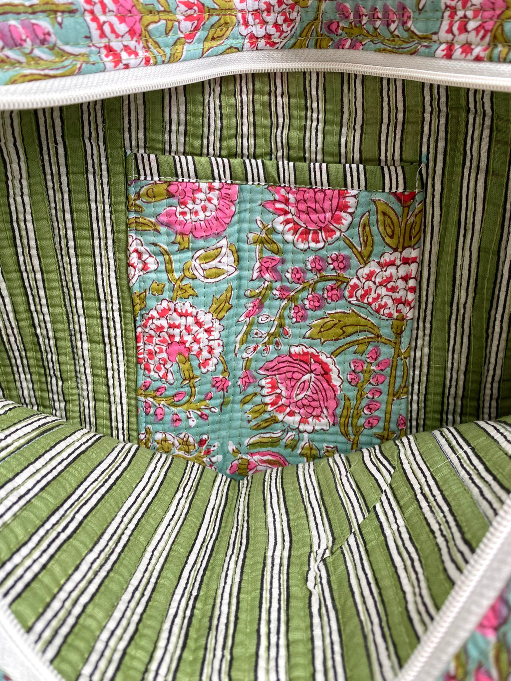 Handgemaakte indiaanse shopper tote bag tas in een vrolijke bloemen print met groen en roze en met lang hengsel en ritssluiting