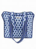 Vrolijke en kleurrijke shopper tas met bloemenprint in het blauw met wit met lang hengsel en ritssluiting. De tas voor werk, school of vakantie. 