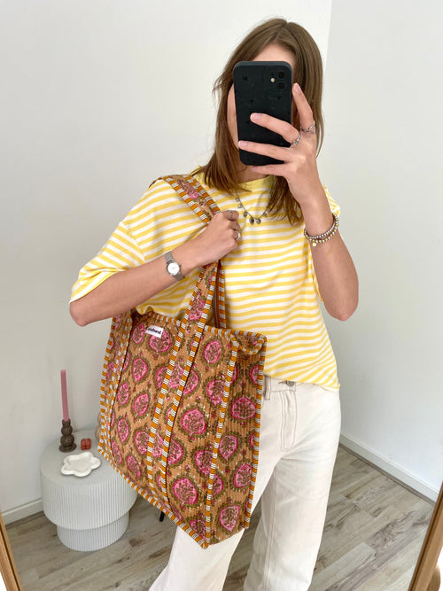 Handgemaakte indiaanse shopper tote bag tas in een vrolijke print met geel en roze en met lang hengsel en ritssluiting