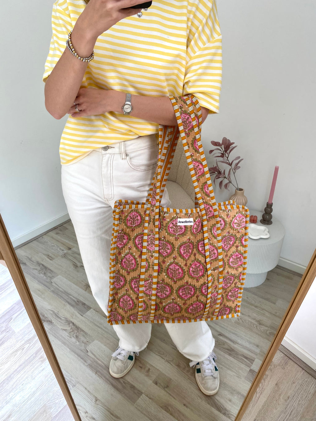Handgemaakte indiaanse shopper tote bag tas in een vrolijke print met geel en roze en met lang hengsel en ritssluiting