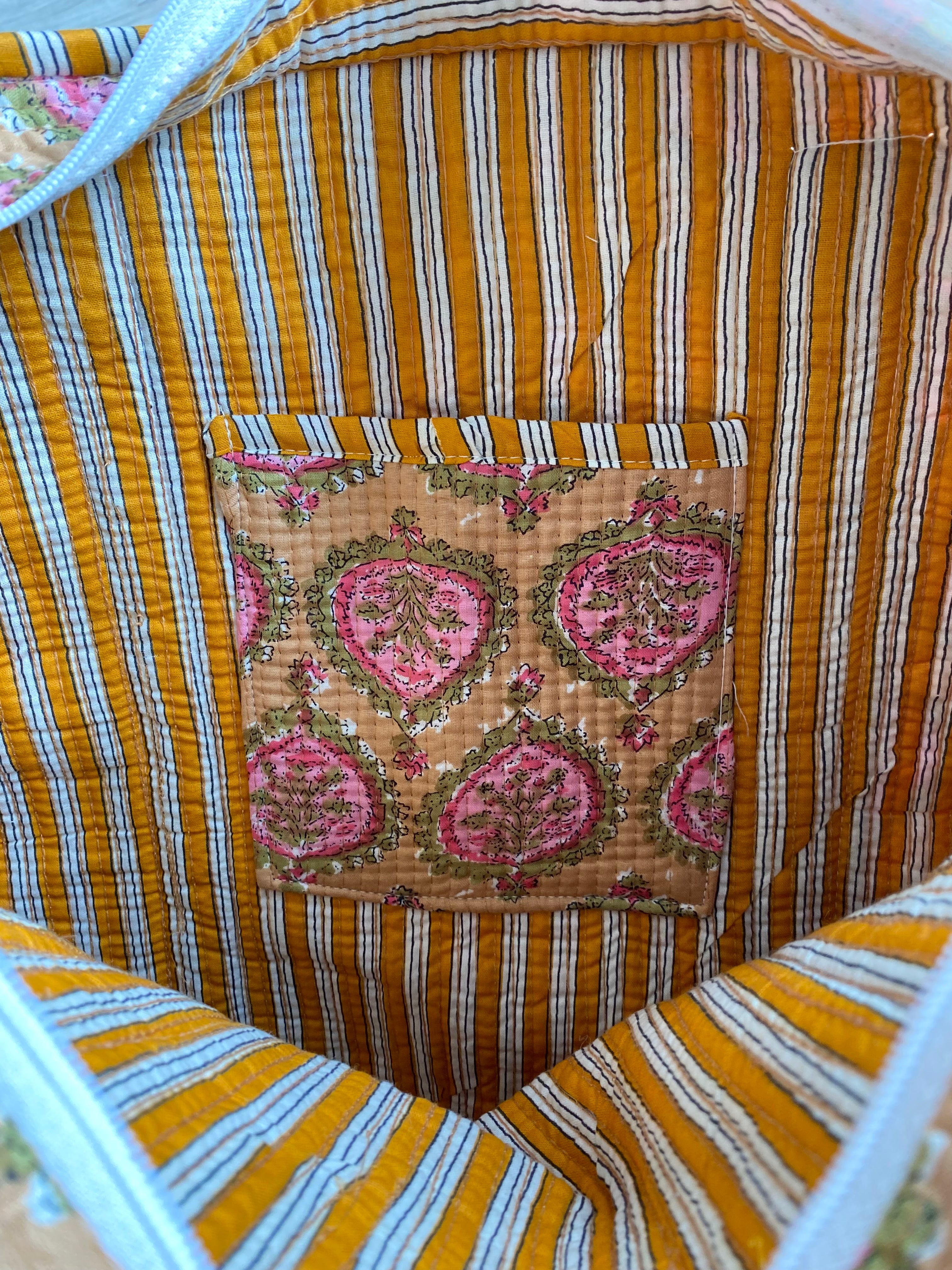 Handgemaakte indiaanse shopper tote bag tas in een vrolijke print met geel en roze en met lang hengsel en ritssluiting