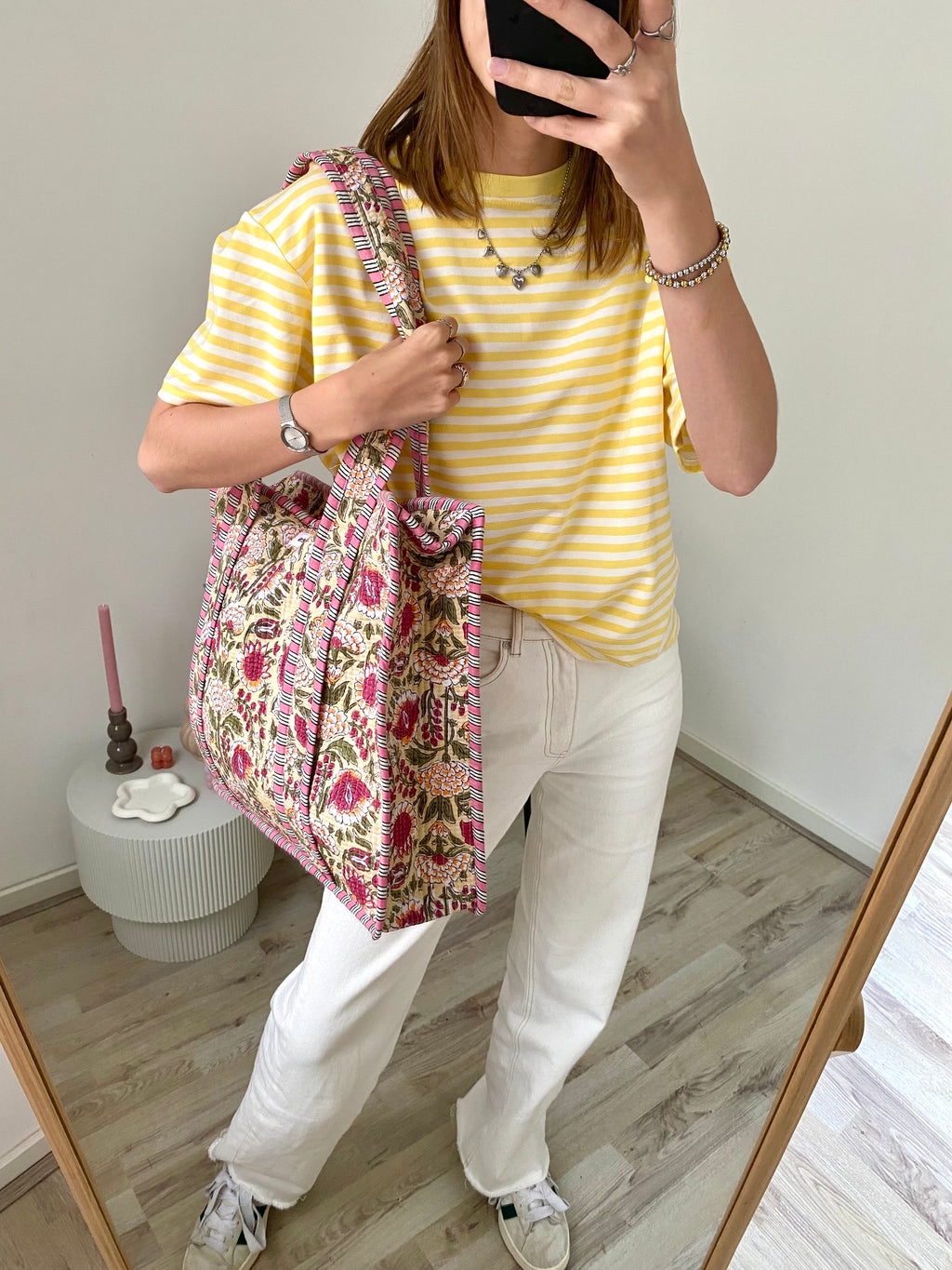Handgemaakte indiaanse shopper tote bag tas in een vrolijke bloemen print met geel, groen en roze en met lang hengsel en ritssluiting