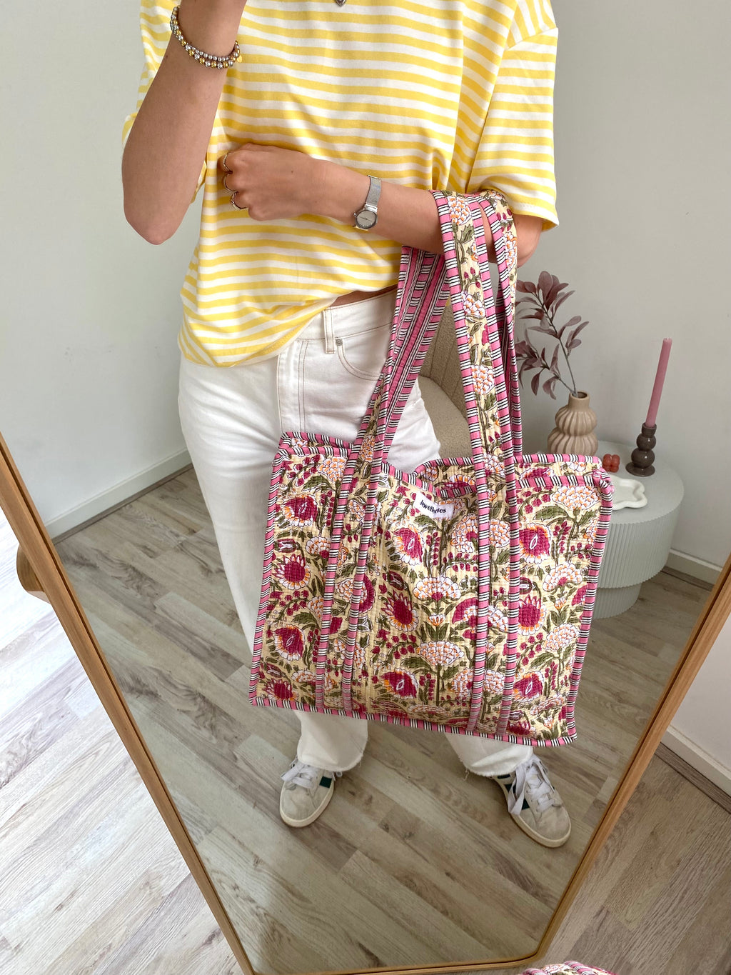 Handgemaakte indiaanse shopper tote bag tas in een vrolijke bloemen print met geel, groen en roze en met lang hengsel en ritssluiting