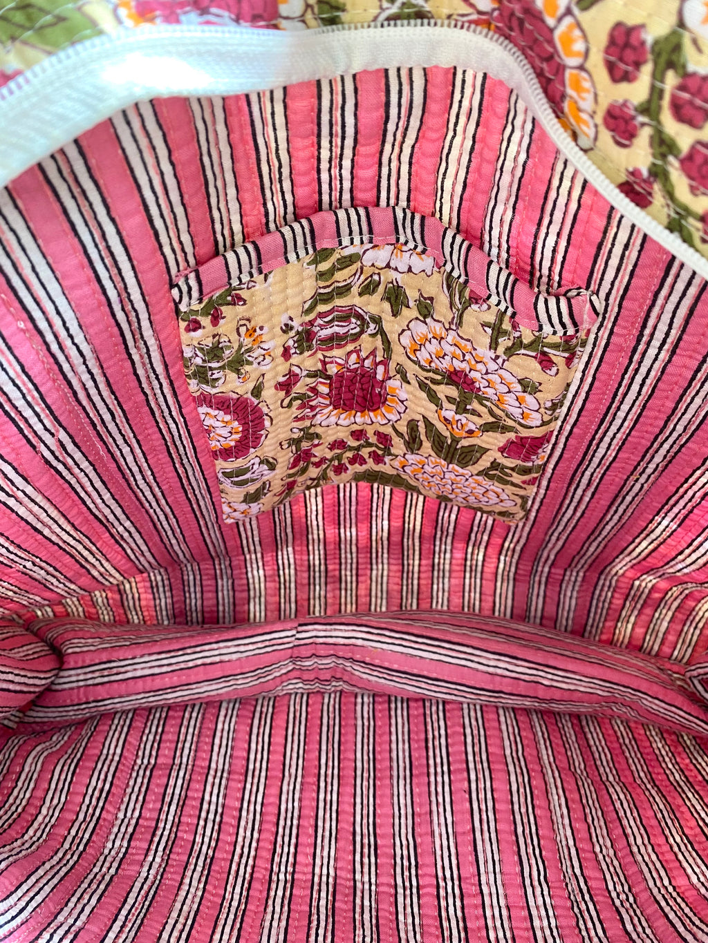 Handgemaakte indiaanse shopper tote bag tas in een vrolijke bloemen print met geel, groen en roze en met lang hengsel en ritssluiting
