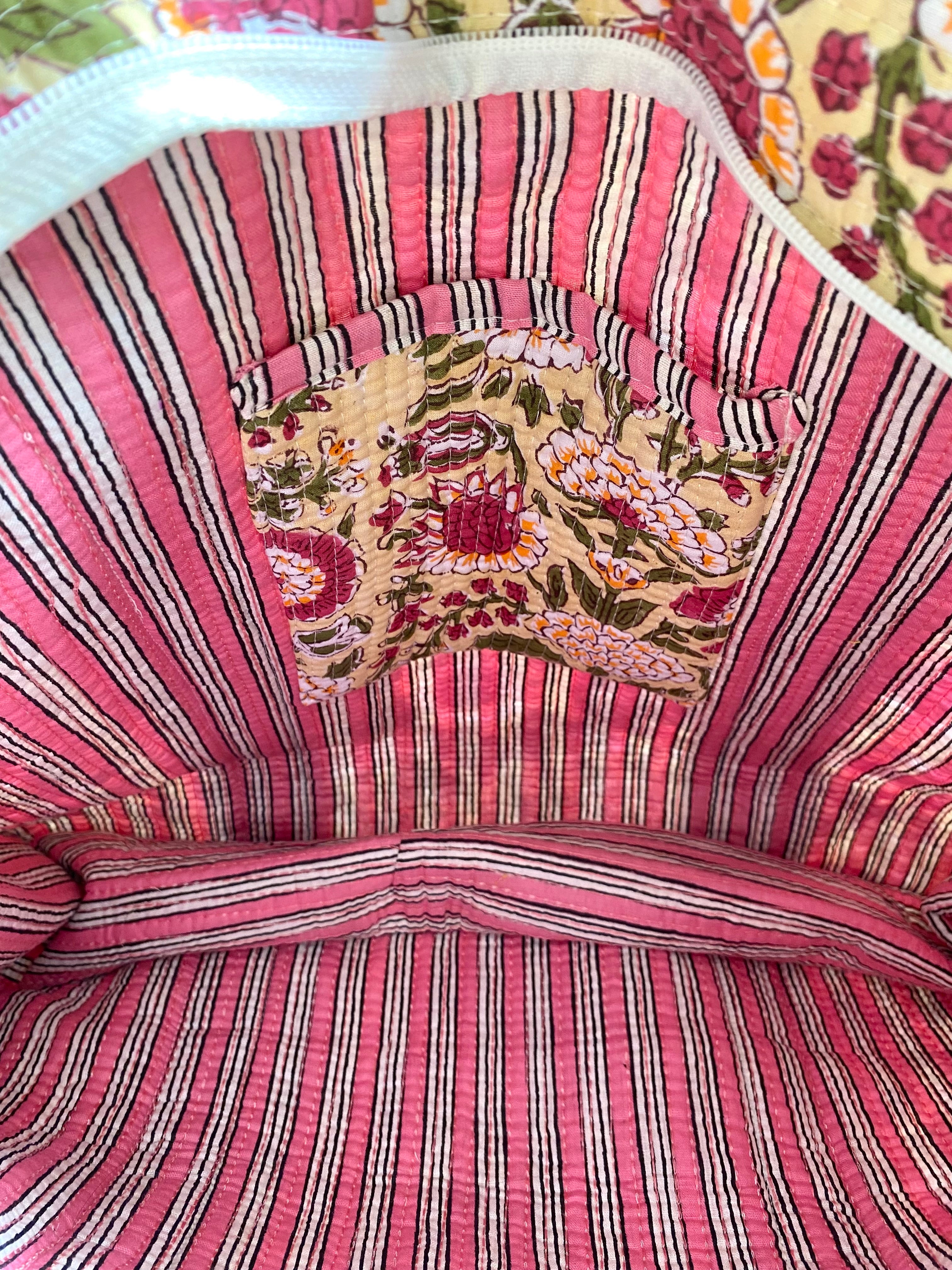 Handgemaakte indiaanse shopper tote bag tas in een vrolijke bloemen print met geel, groen en roze en met lang hengsel en ritssluiting