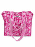 Vrolijke en kleurrijke shopper tas met bloemenprint in het roze met wit met lang hengsel en ritssluiting. De tas voor werk, school of vakantie. 
