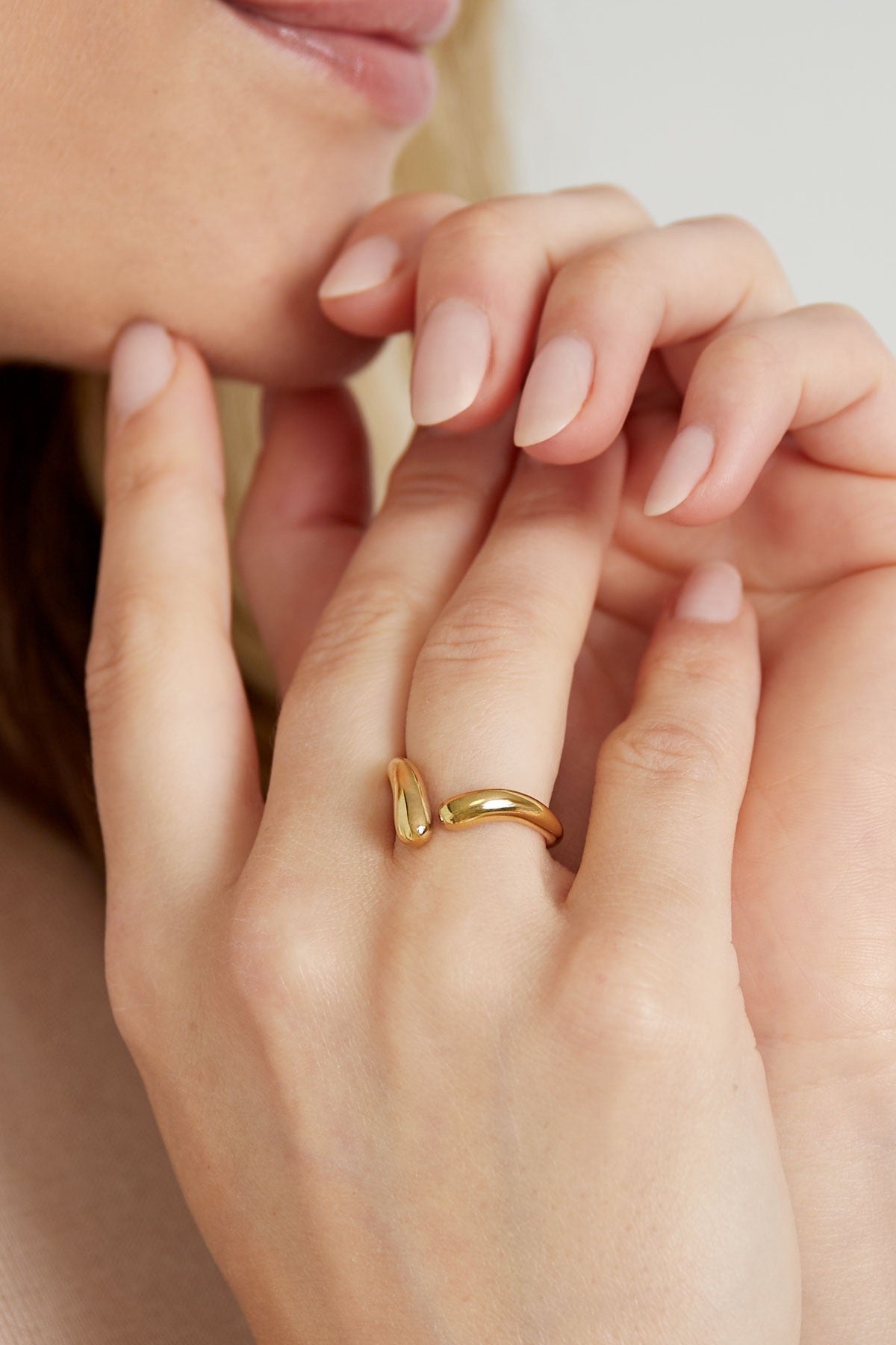 Minimalistische ring gedraaid goud