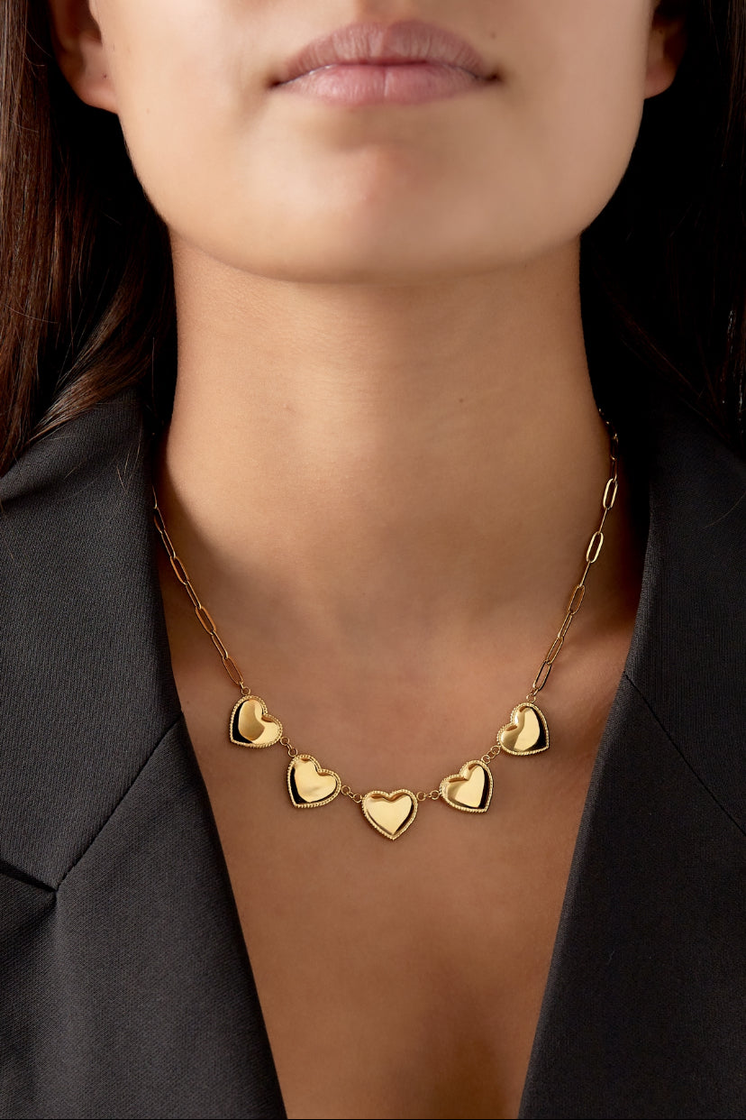 Schakelketting statement met meerdere hartjes in goud op model