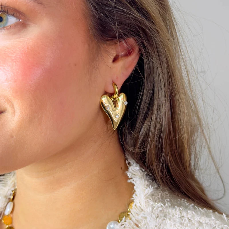 Hart oorbellen met parels in het goud