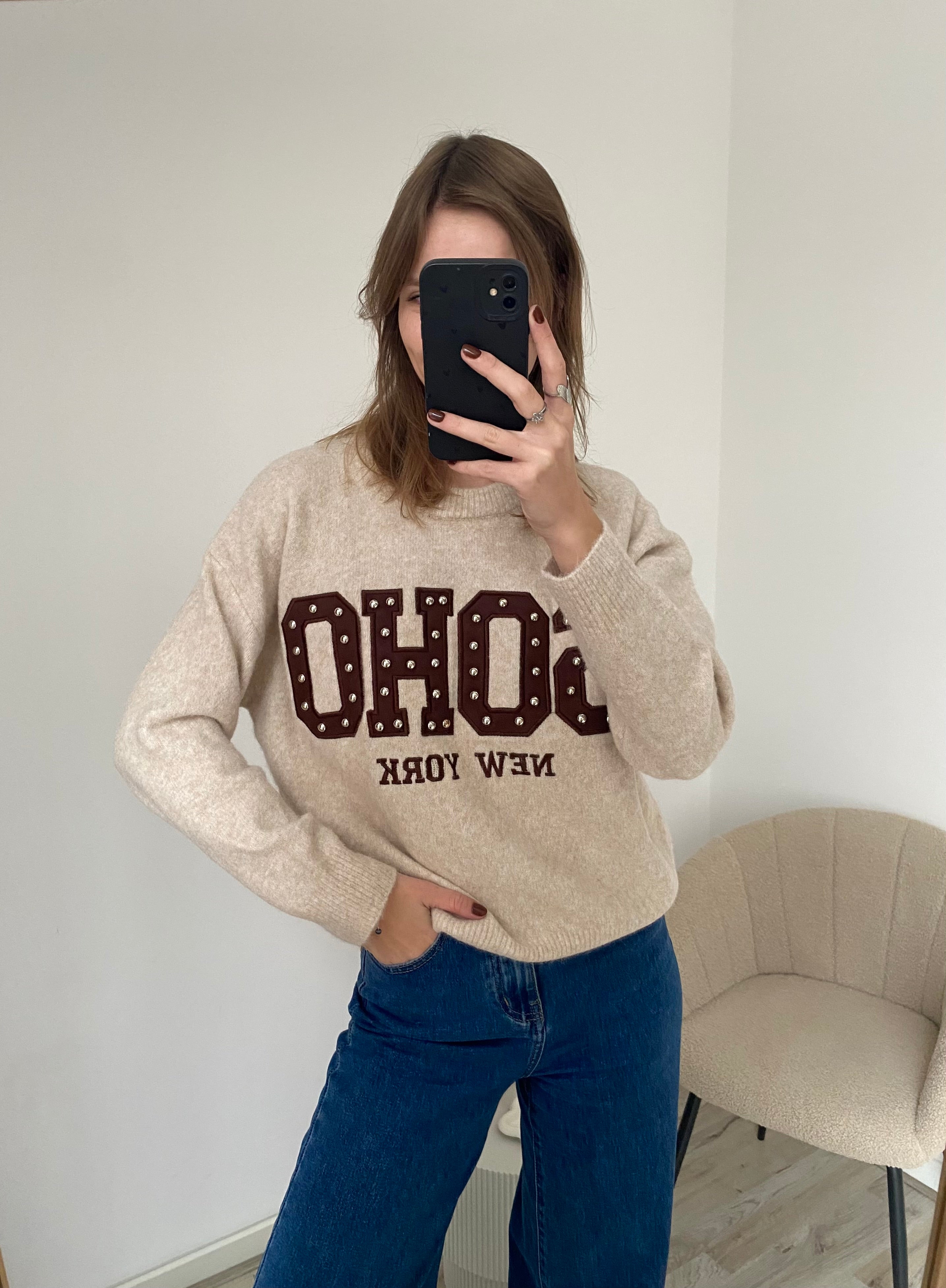 Beige trui met bruine tekst en studs