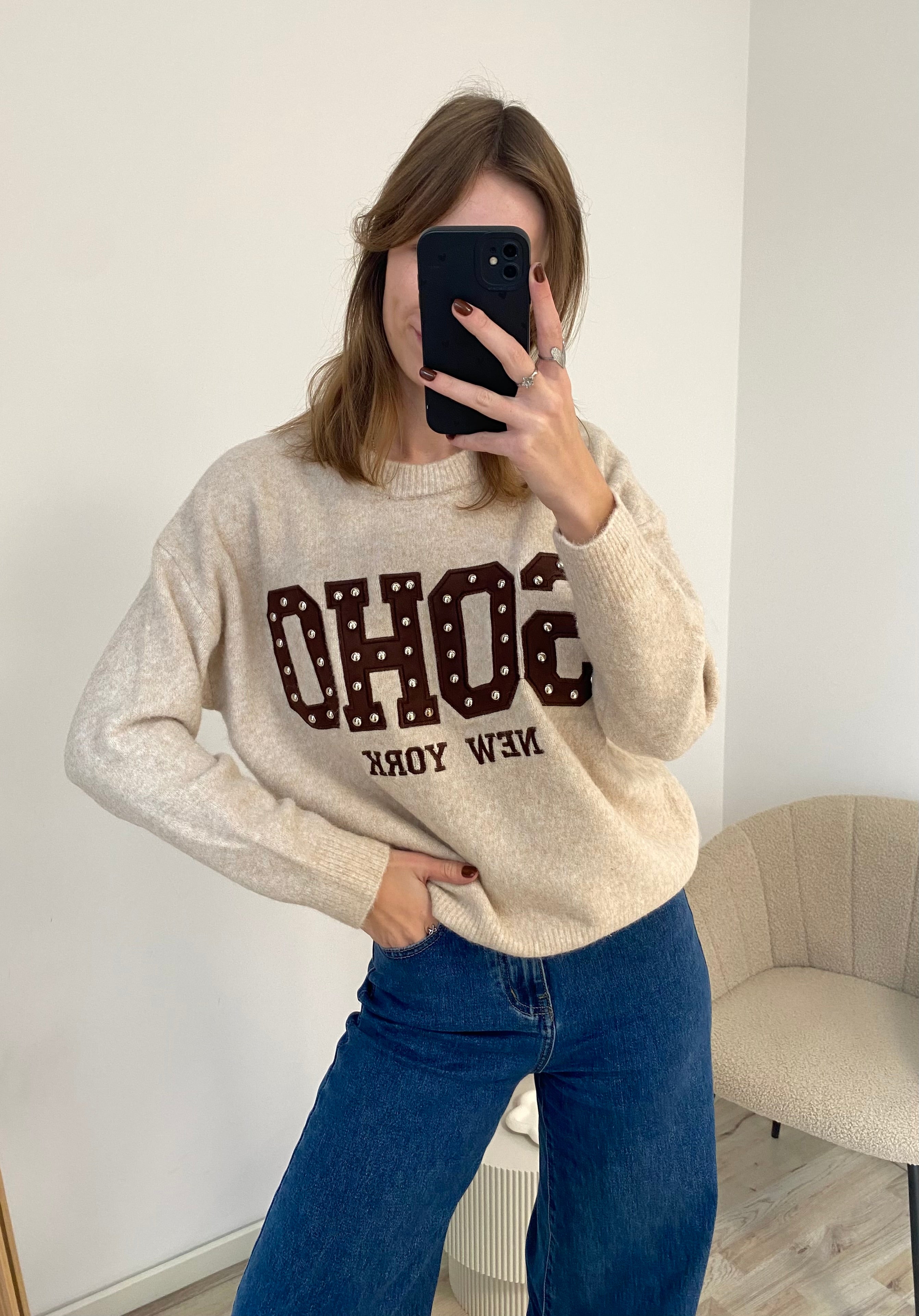 Beige trui met bruine tekst en studs