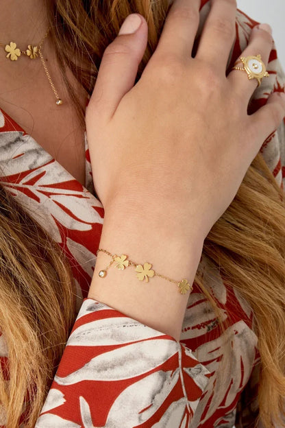 Gouden armband met klavers en hanger met steentje