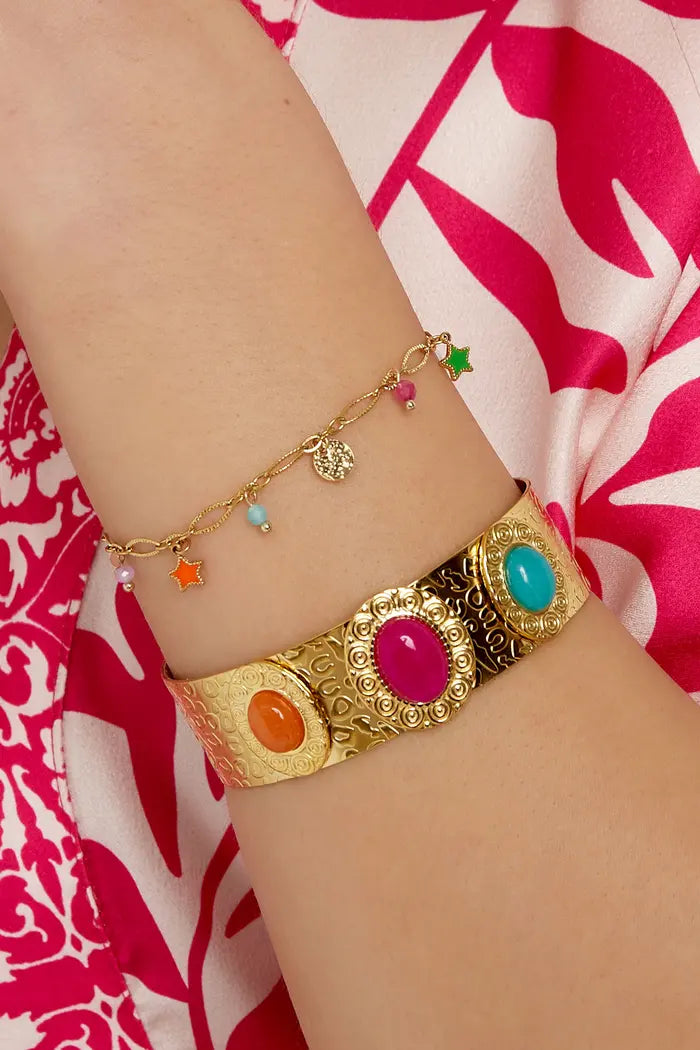 Subtiele bedelarmbanden met gekleurde sterren bedels