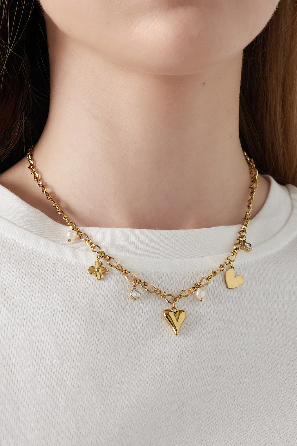Bedelketting met hartjes, bloemen en parels in het goud