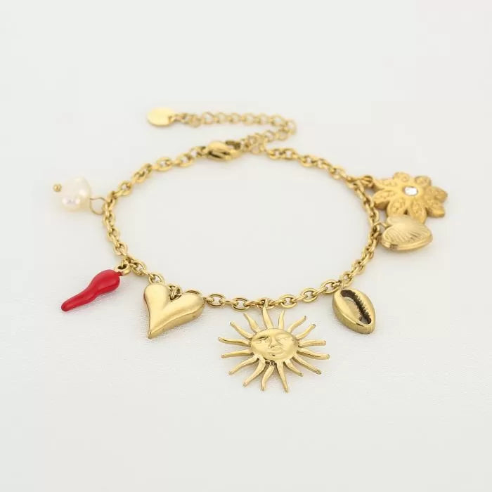 Goudkleurige bedelarmband met bedels van peper, zon, bloem en hart