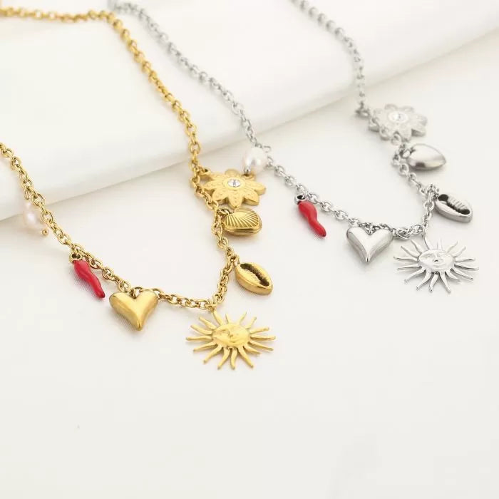 Goudkleurige en zilverkleurige ketting met bedels