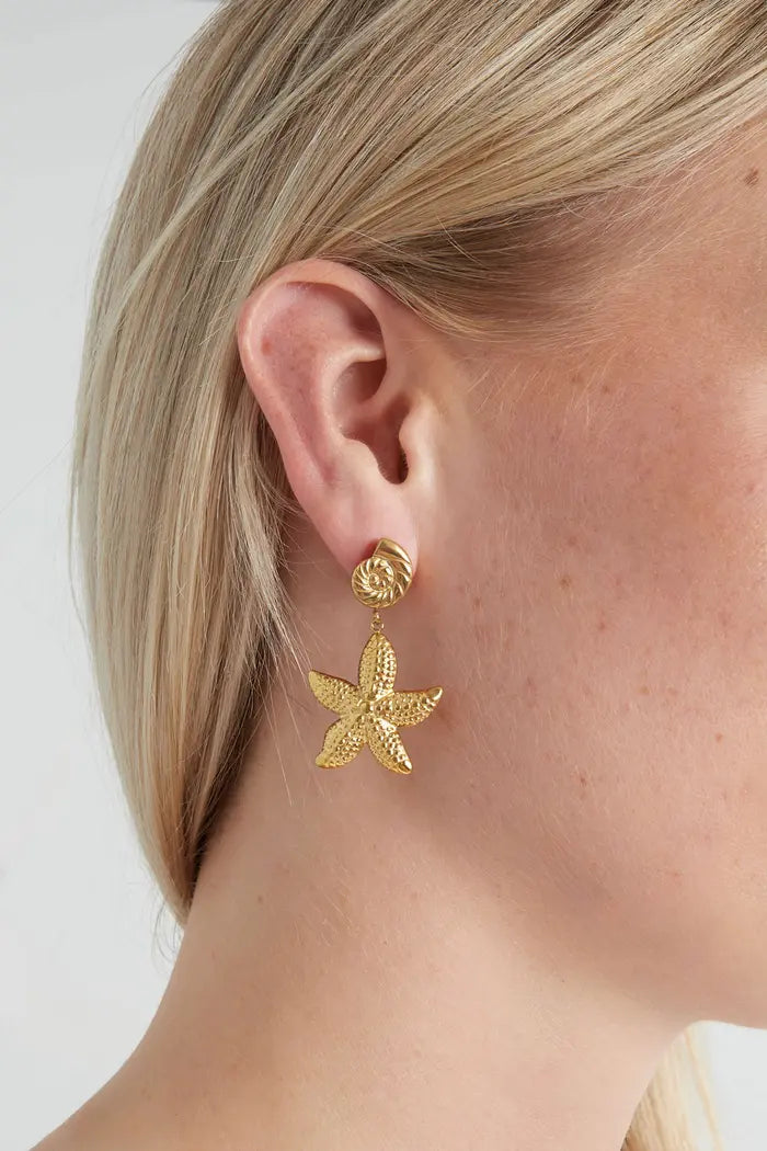 Statement oorbellen studs schelp en zeester goudkleurig