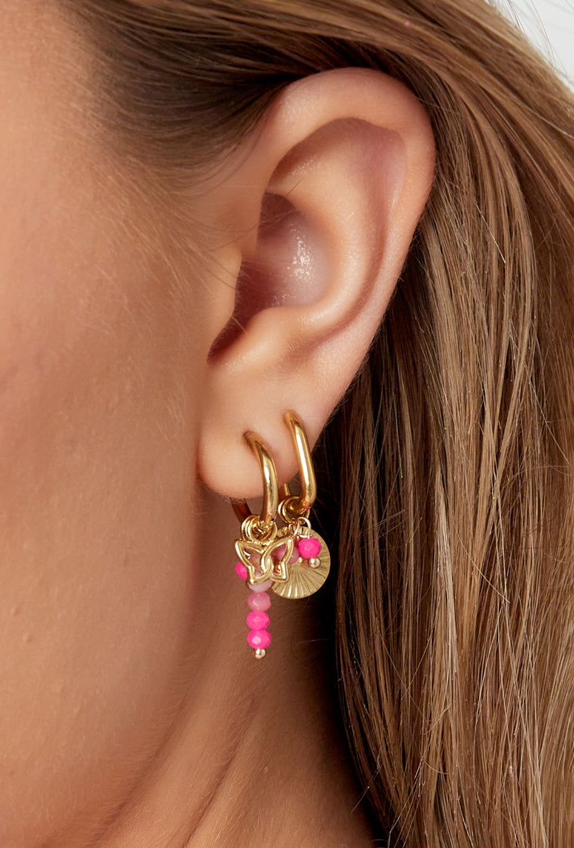 Oorbellen bedel van vlinders en roze details in het goud
