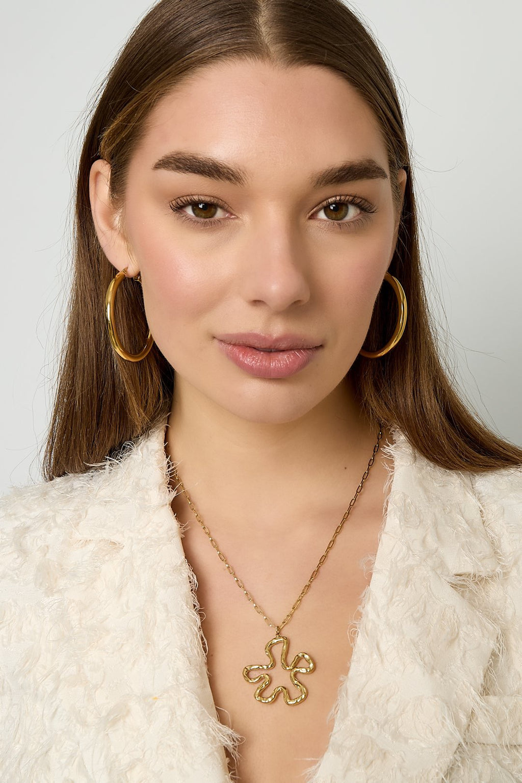 Ketting met bloemen hanger in het goud