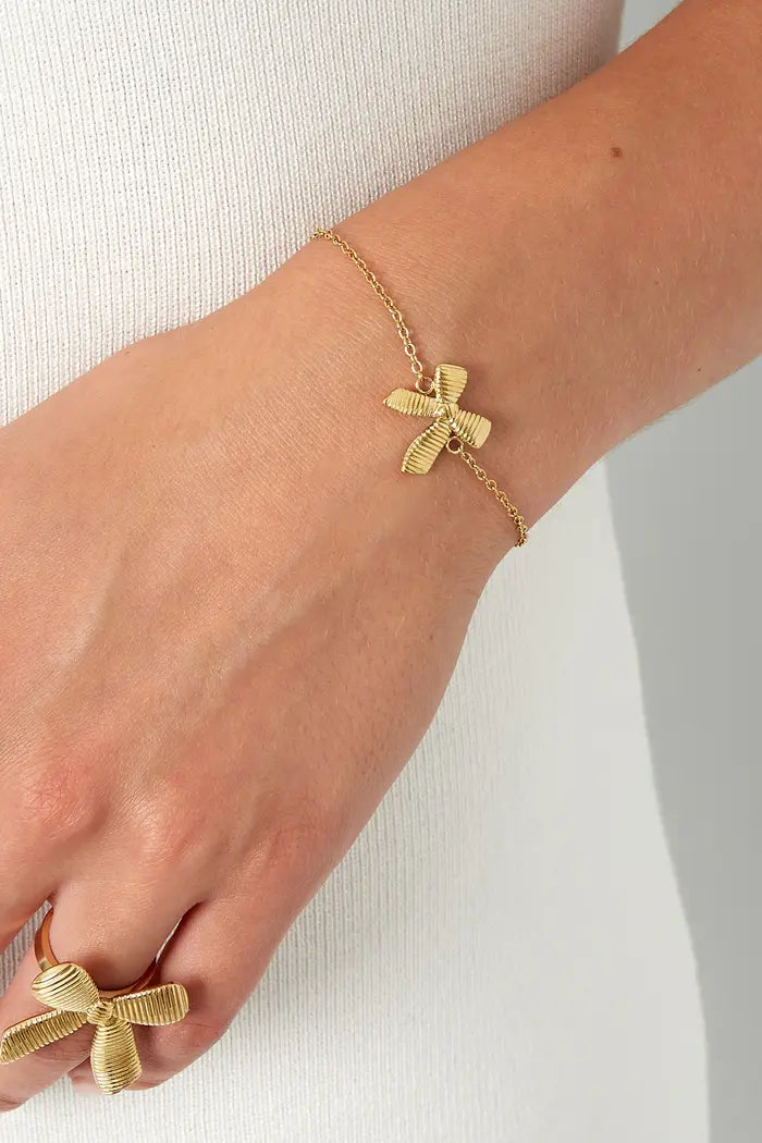 Armband strik goudkleurig op model