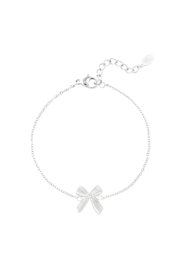Armband trendy strikje zilverkleurig