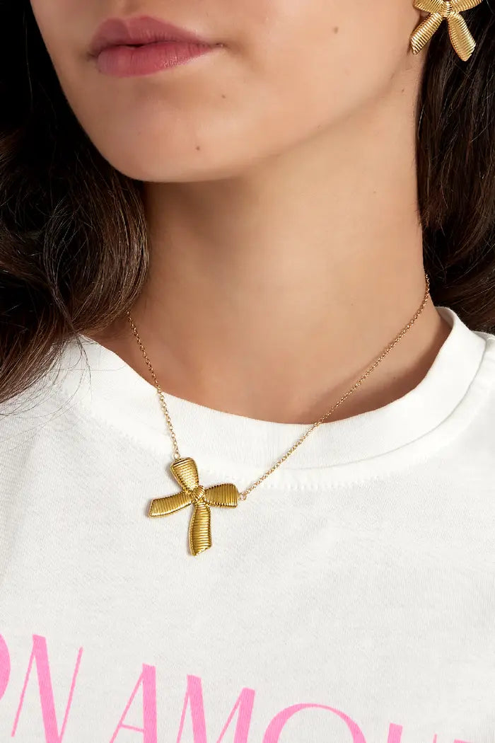 Ketting met hanger van trendy strik op model goudkleurig