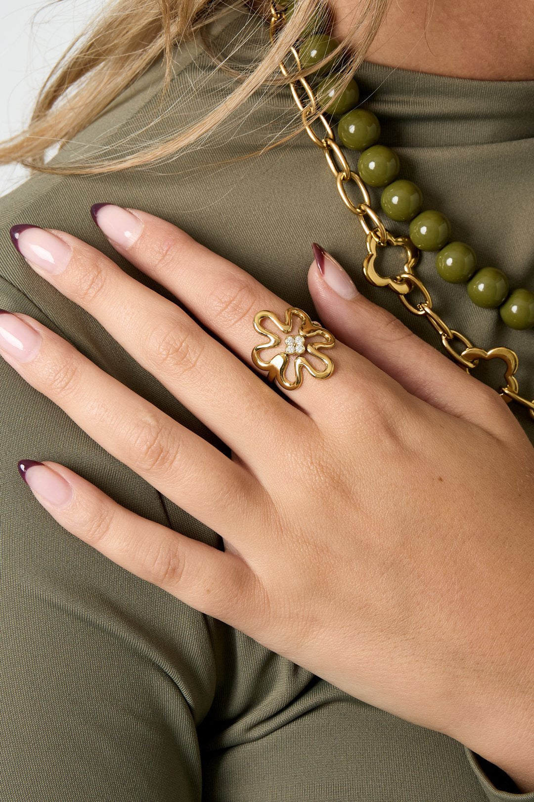 Statement ring met grote bloem en glitter in het goud