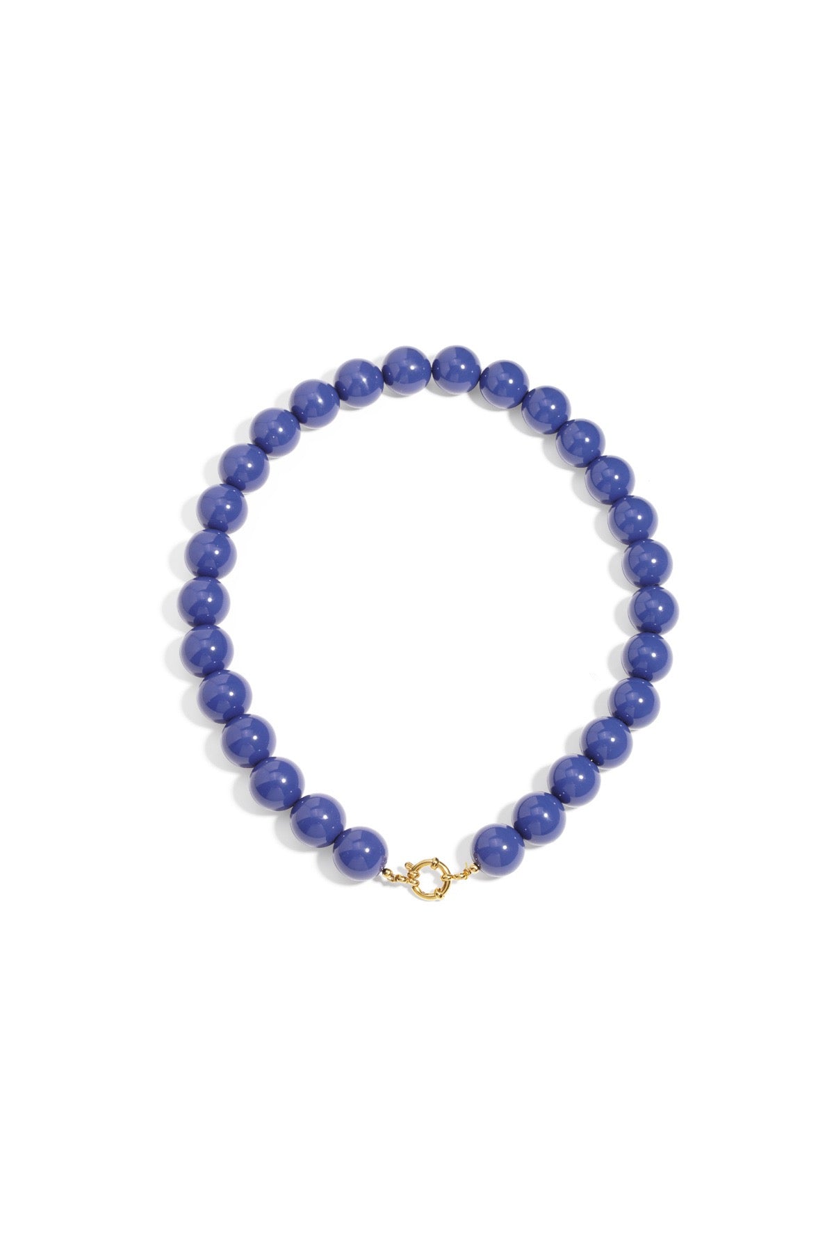 Kralenketting met donkerblauwe grote kralen en rond gouden slot 
