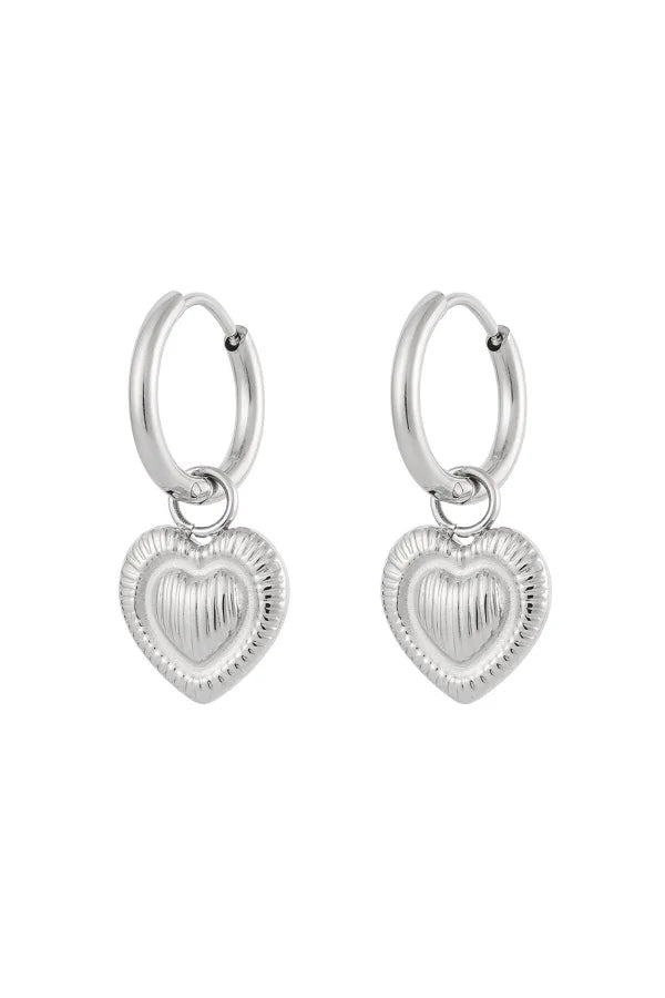 Oorbellen met hartjes hangers en strepen in het zilver