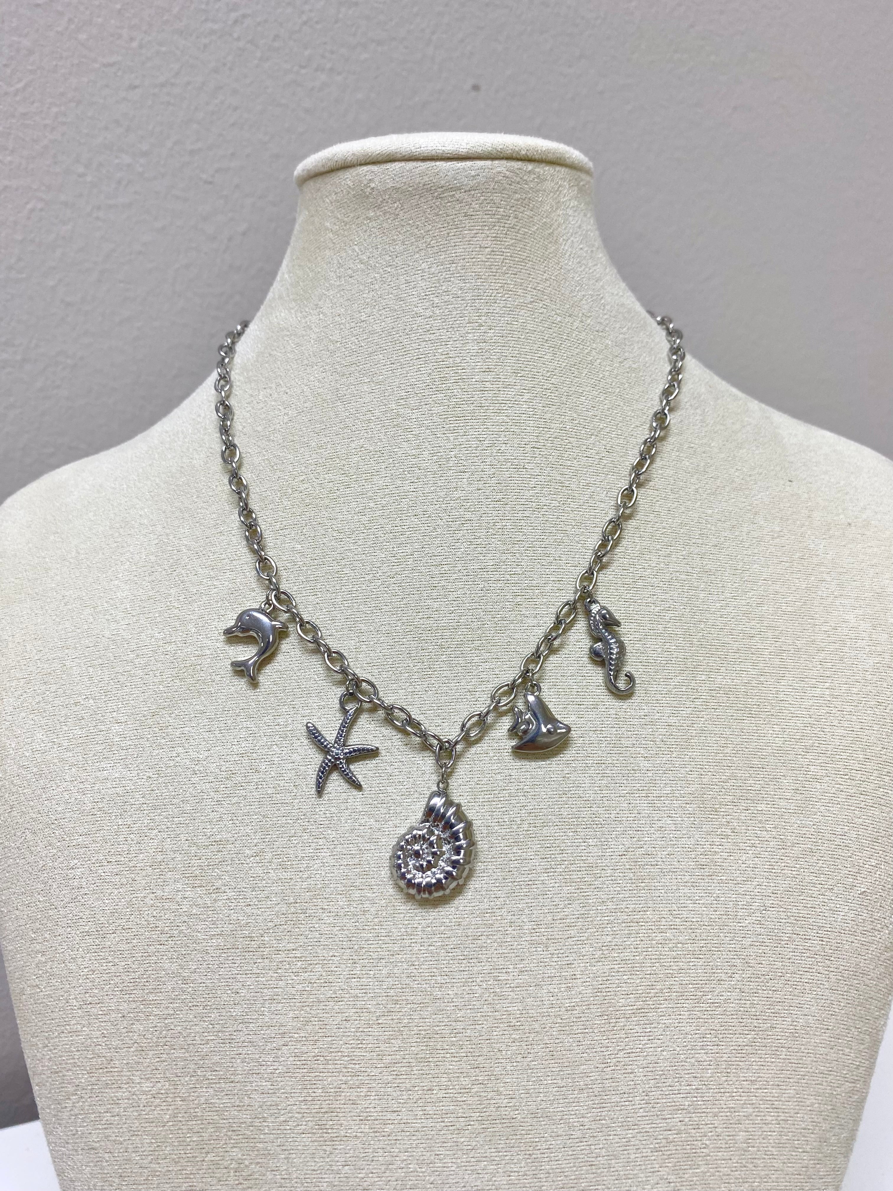 Bedelketting verschillende zee bedels zilverkleurig