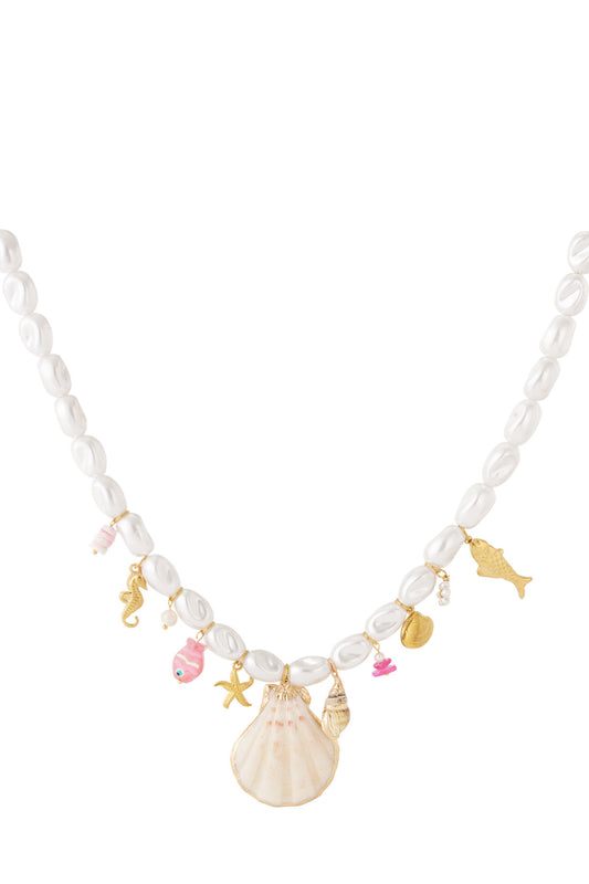 Grote bedelketting met parels en zomerse bedels in het goud