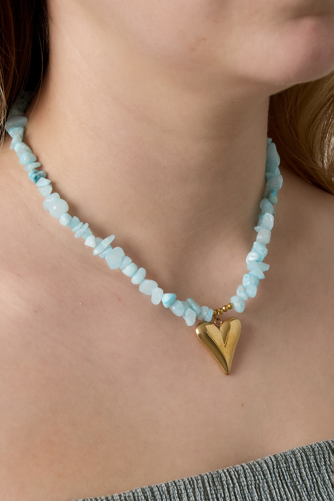 Kralenketting met blauwe en witte kralen en hart hanger