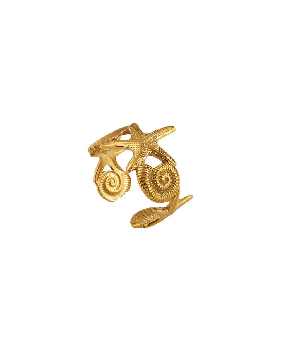 Ring met zeester, schelp en gedraaide schelp in het goud