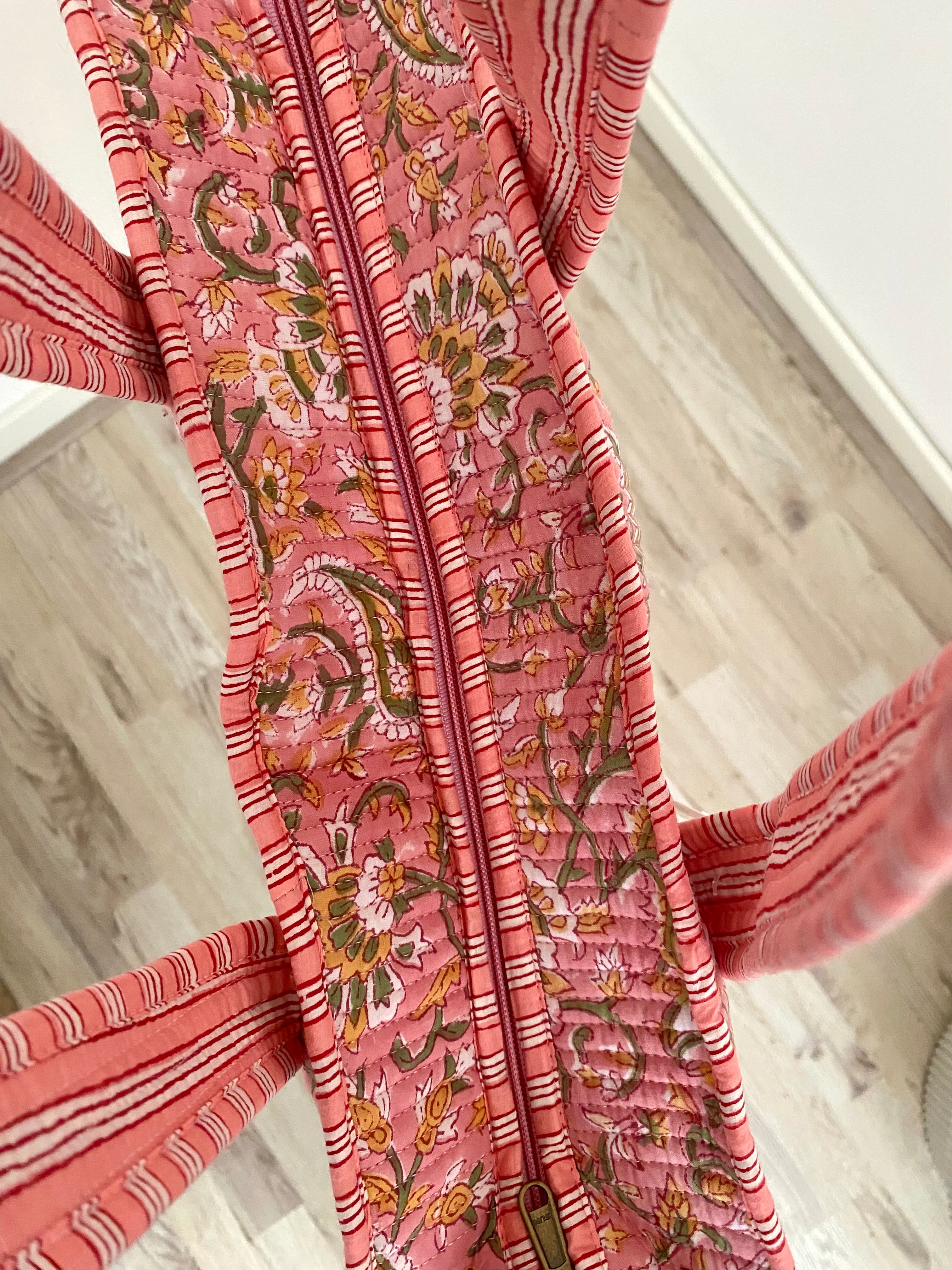 Shopper tas in een vrolijke roze bloemenprint met lang hengsel en ritssluiting