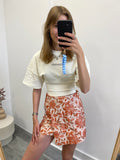 Kort broekrokje skort met bloemenprint in het rood