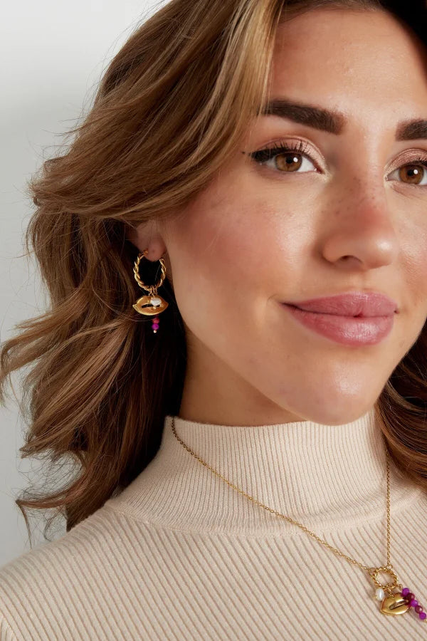 Opvallende oorbellen goud met bedel van lipjes, parel en roze kralen