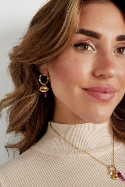 Opvallende oorbellen goud met bedel van lipjes, parel en roze kralen