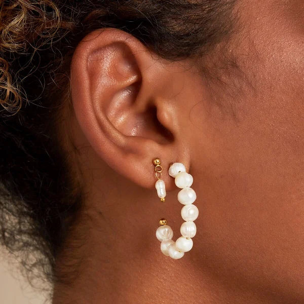 Oorhangers studs met parel hangers in het goud