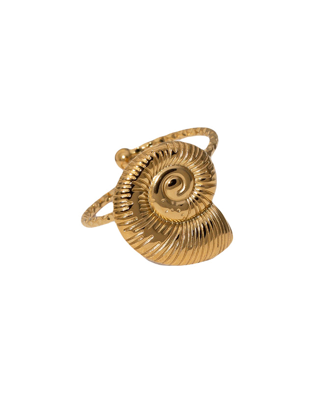 Minimalistische ring met schelp in het goud
