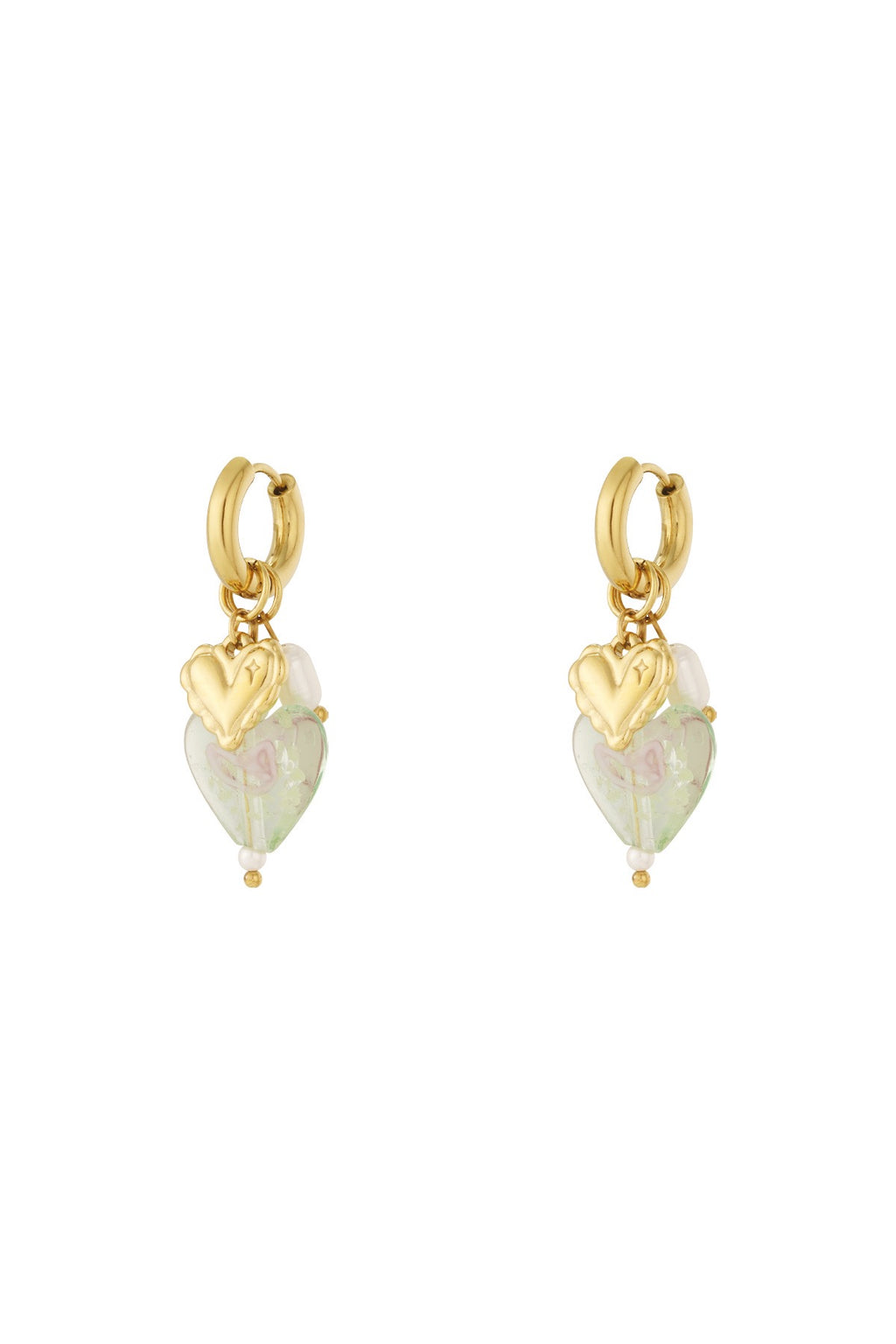 Oorbellen met glazen hartjes hangers en lieve gouden bedels