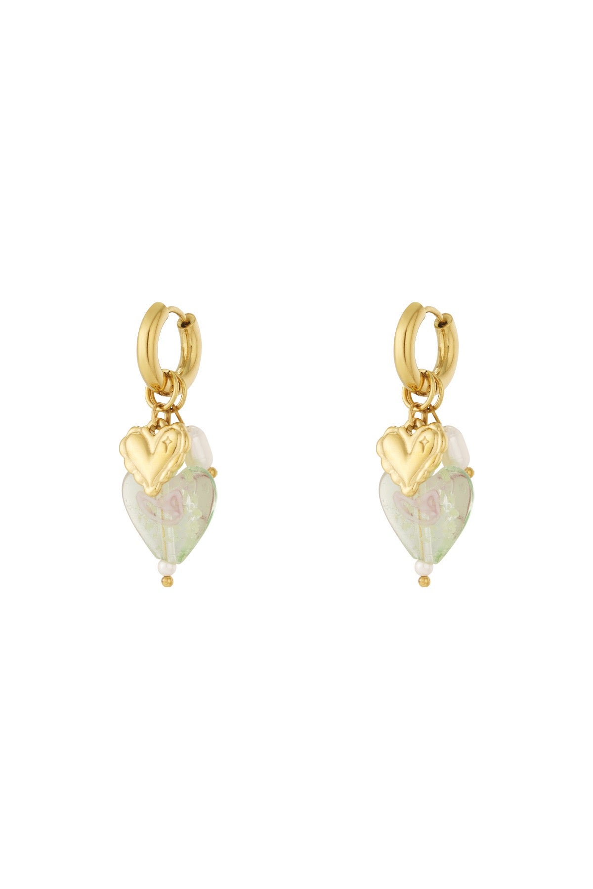 Oorbellen met glazen hartjes hangers en lieve gouden bedels