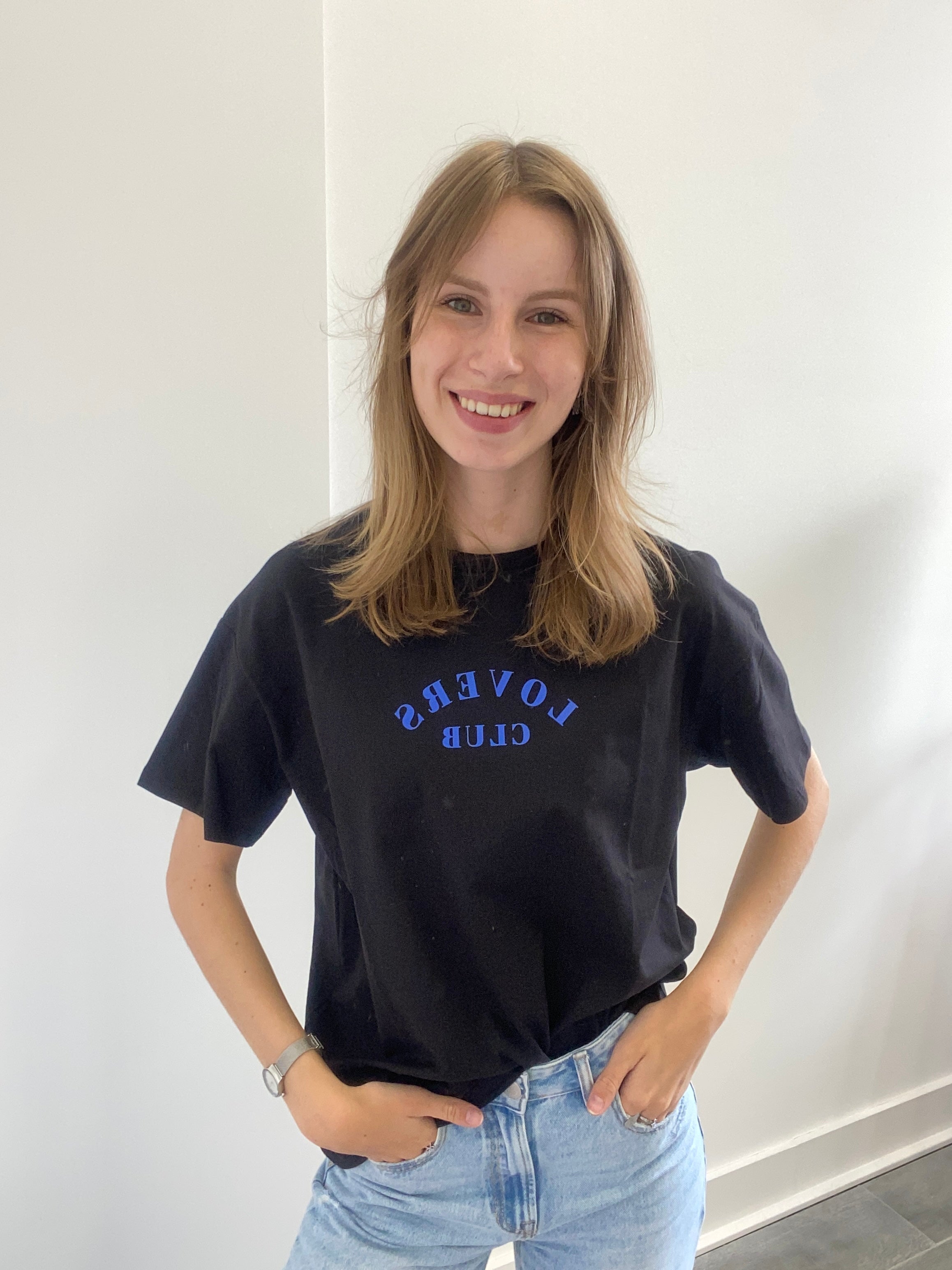 Zwart shirt met korte mouw en blauwe tekst 'lovers club'
