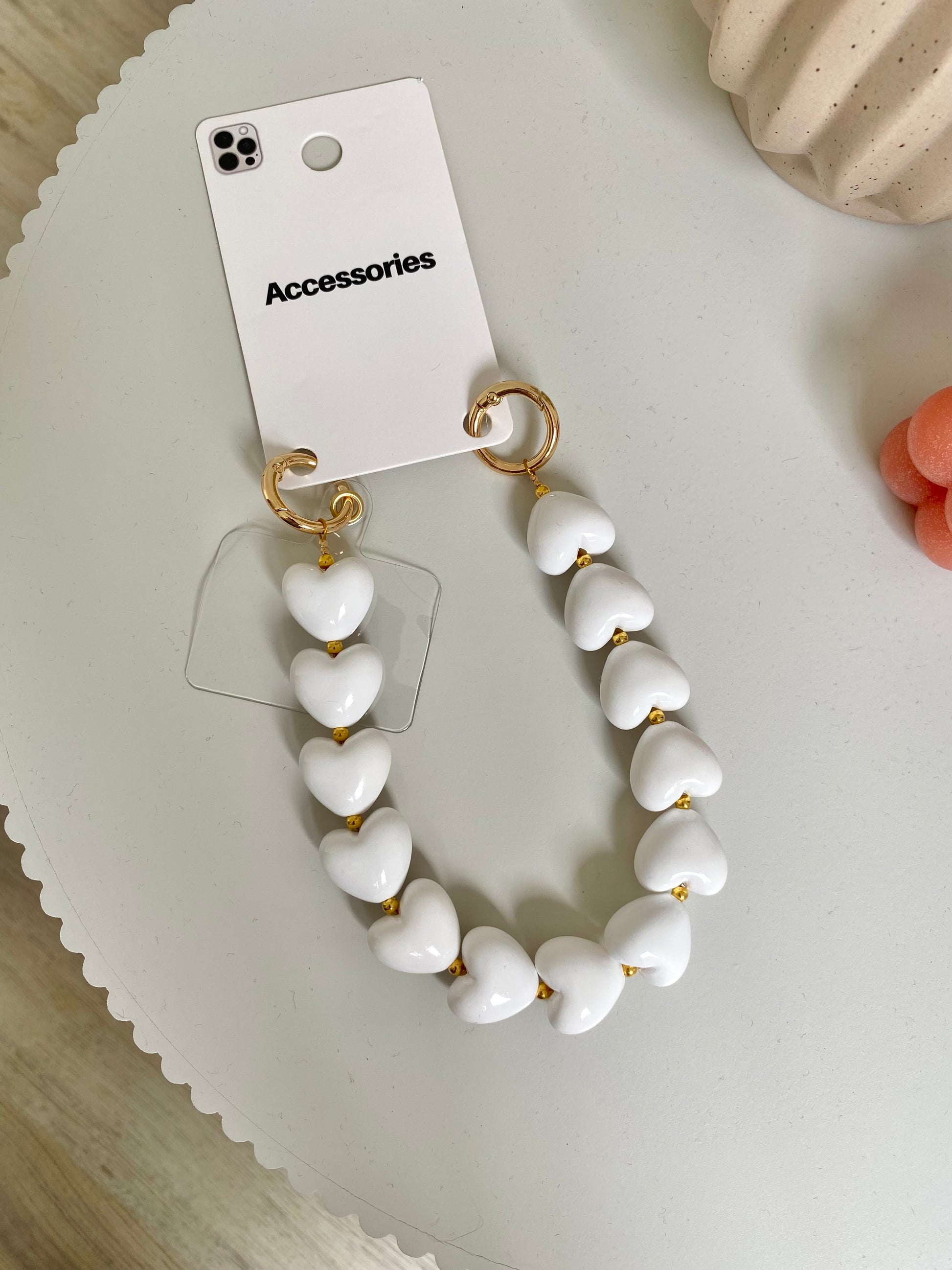 Telefoonkoordje met grote witte harten
