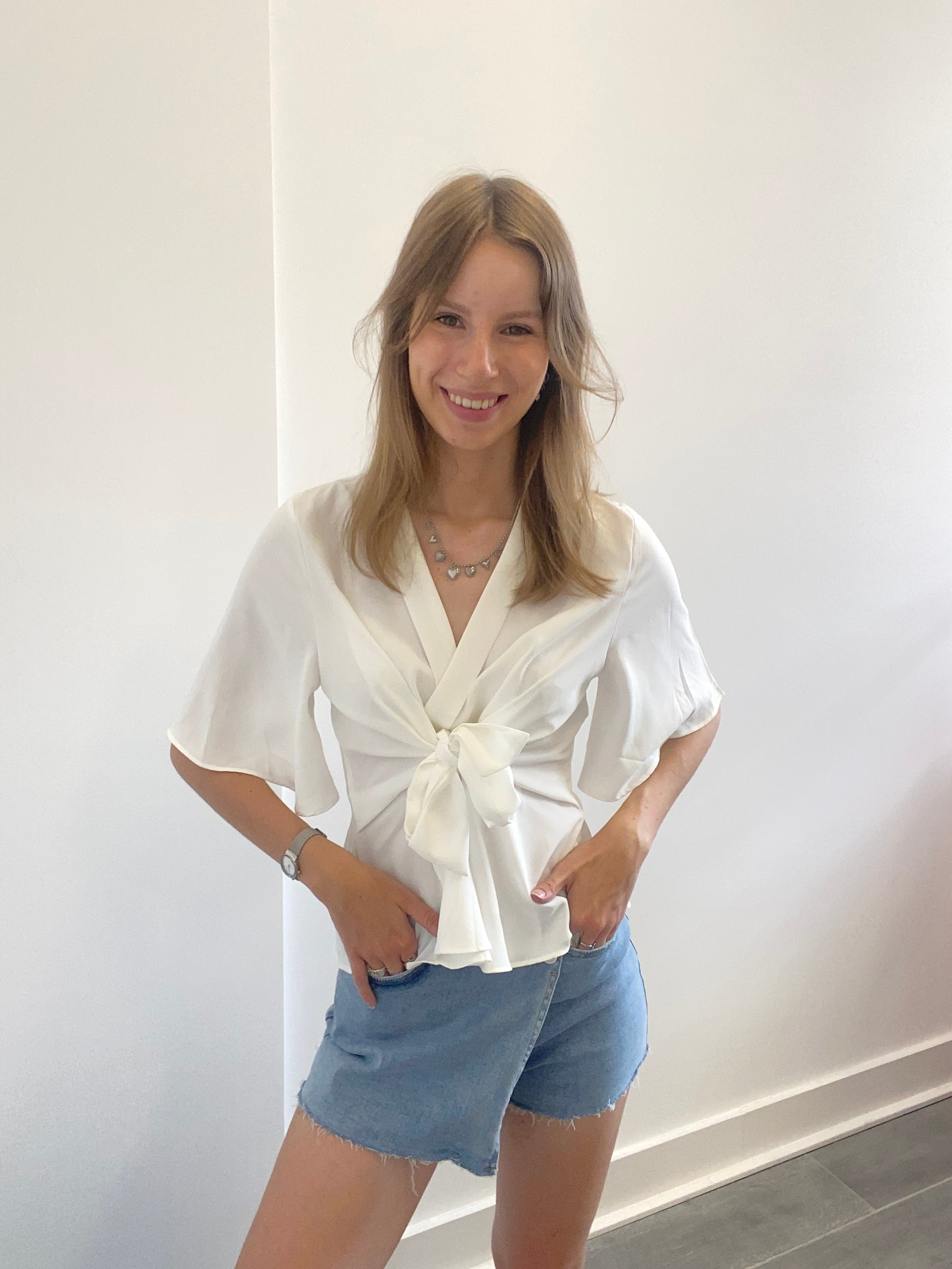 Witte blouse top met strik detail en korte mouw